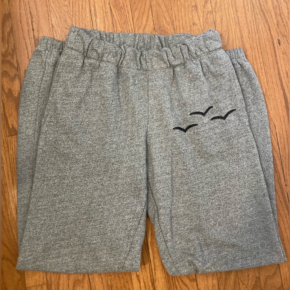 Lazypants grey with 2 pockets.